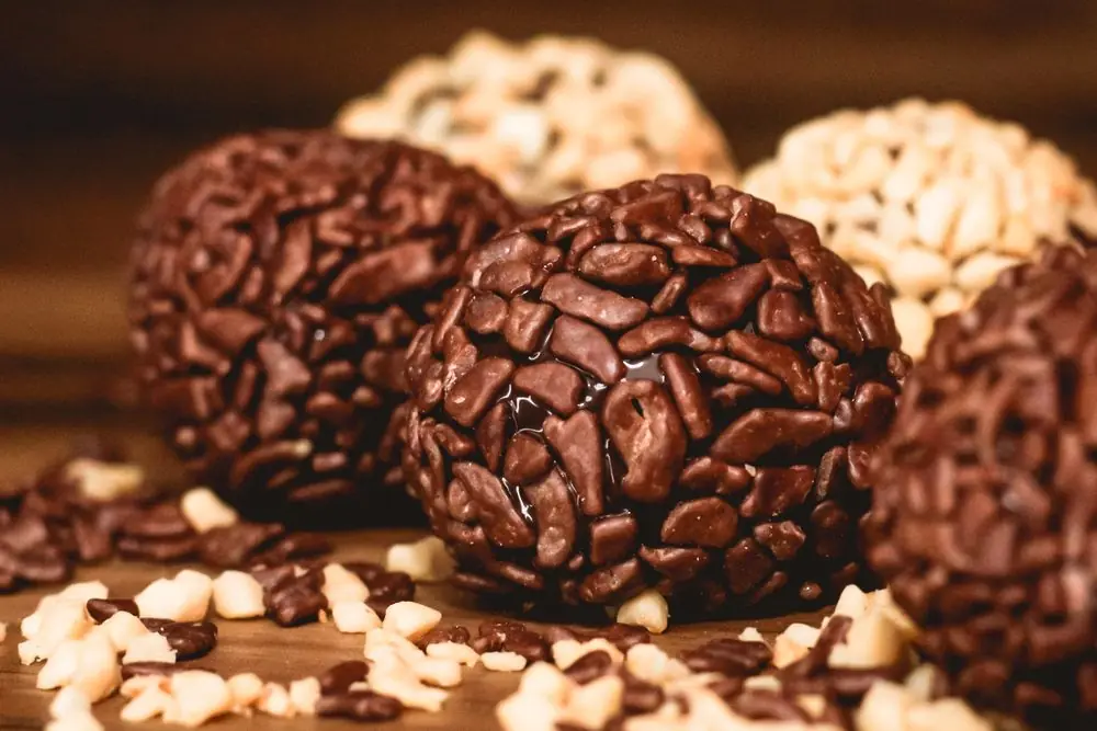 Brigadeiros e doces de produção própria
